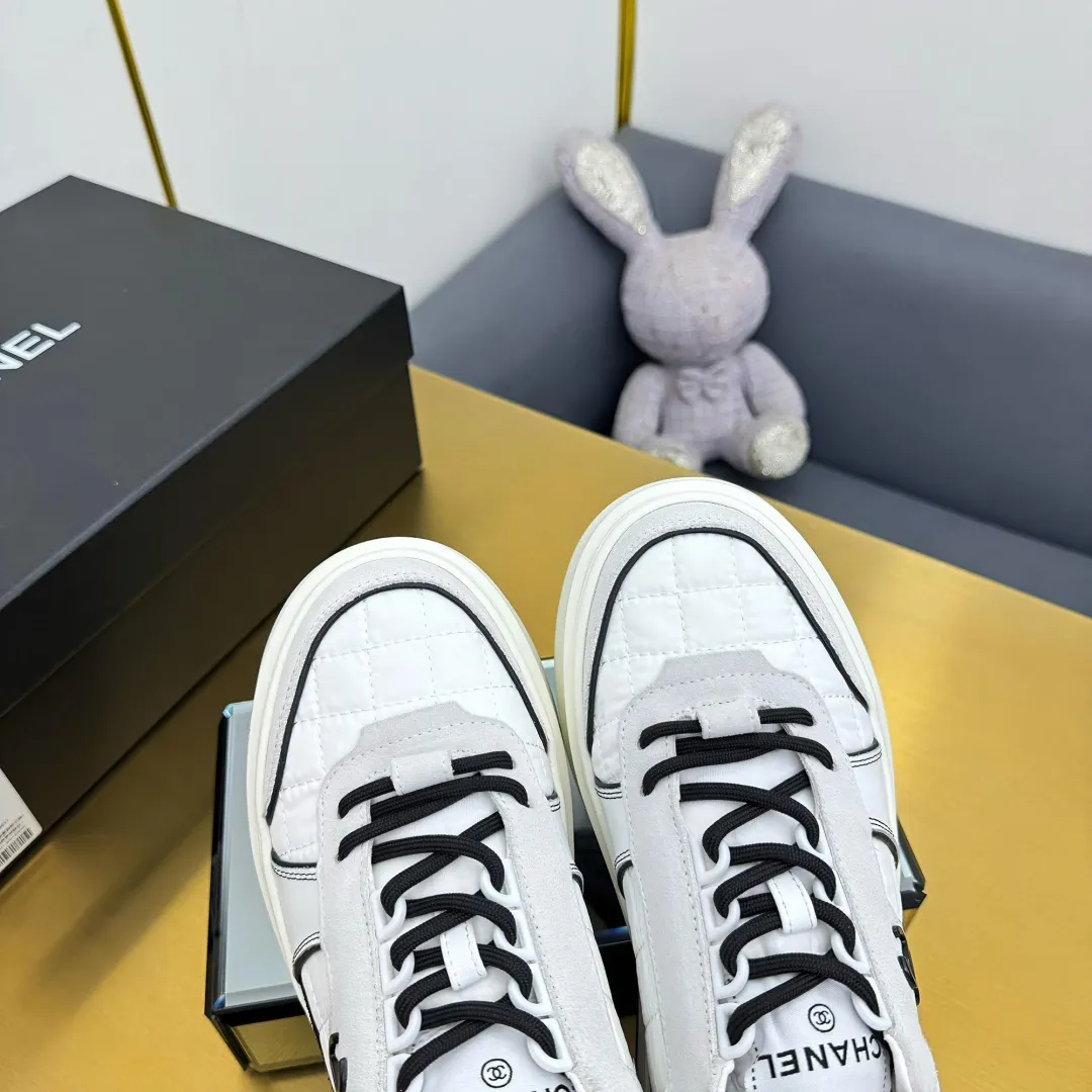 👟👟Ex-factory price 600👟👟 Upgraded version, upgraded version, upgraded version! No rebuttal accepted! ! ! ! Chanel Chanel panda shoes! 2025 counter's top casual sports shoes. This classic design; the upper is electro-embroidered with a variety of techniques; the outsole is fashionable and sporty; the unusual inclusion of a variety of color matching elements... The diversified mix and match is very good-looking and versatile, and can be used for leisure, fashion, sports, and outdoor... ꫛꫀꪝ Go➫ Materials: ❶Upper made of: original imported first-layer silk cowhide + original waterproof cloth + original first-layer cowhide ❷Inner lining: Original Yangli+Net ❸Outsole based on: Original TPU combination outsole Counter boutique packaging complete set for women 35–41 👉 👉